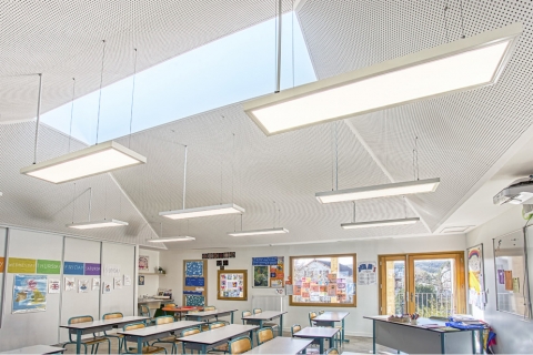 Réalisation plafond décoratif acoustique plaques de plâtre Knauf Delta école Maternelle Le Cormier